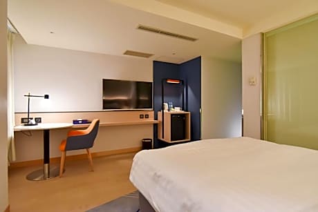 Standard Queen Room with City View