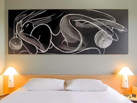 Room with twin beds, new sleep-easy concept