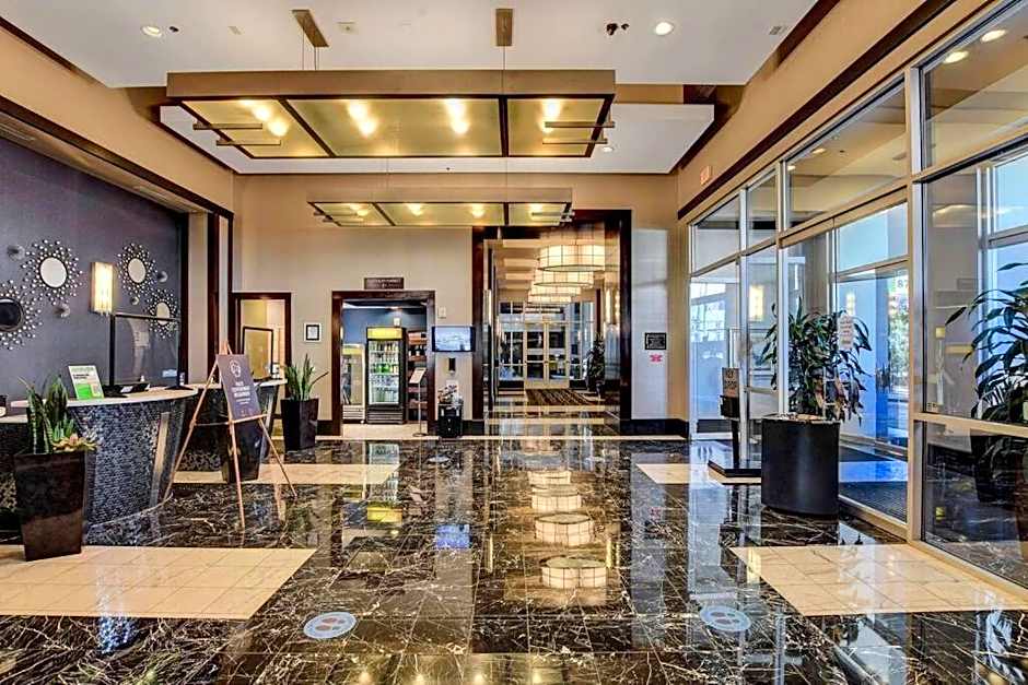 Ultimate Las Vegas Getaway One Bedroom Suite with Balcony, Kitchen, Gym, Pool & Free Parking