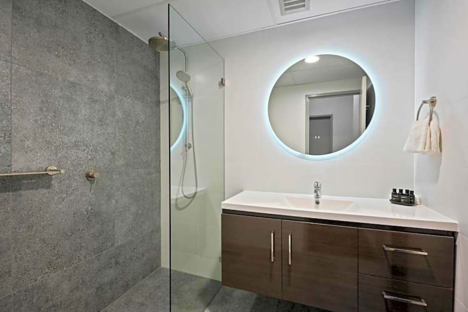 Rydges Gladstone Hotel