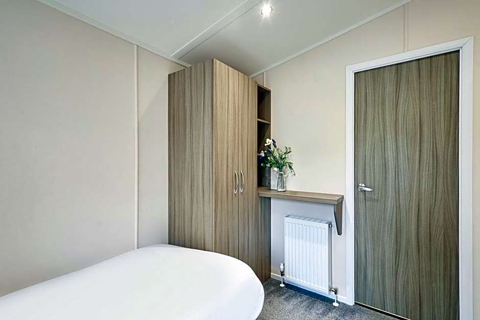 Woodpecker Lodge with Hot Tub