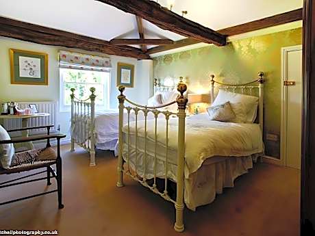 Twin room-Deluxe-Ensuite with Shower-Garden View-The Fernie