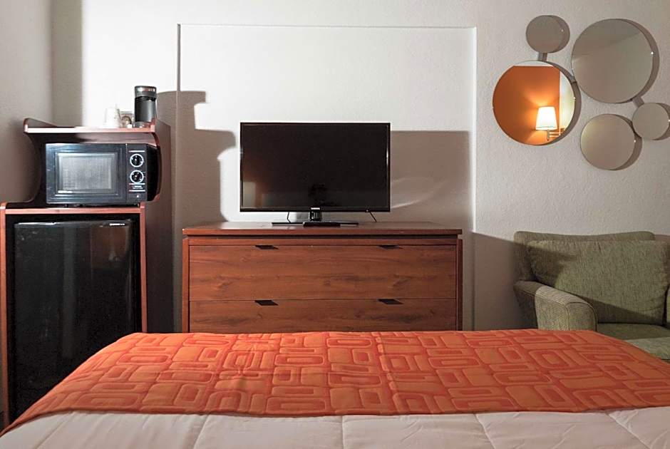 Howard Johnson by Wyndham Waukegan Great Lakes
