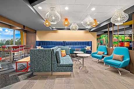 Queen Room with Two Queen Beds and Roll-In Shower - Mobility Access