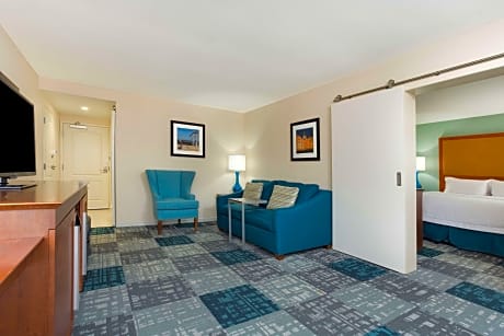 1 King W/Microwv/Fridge Suite Nonsmoke