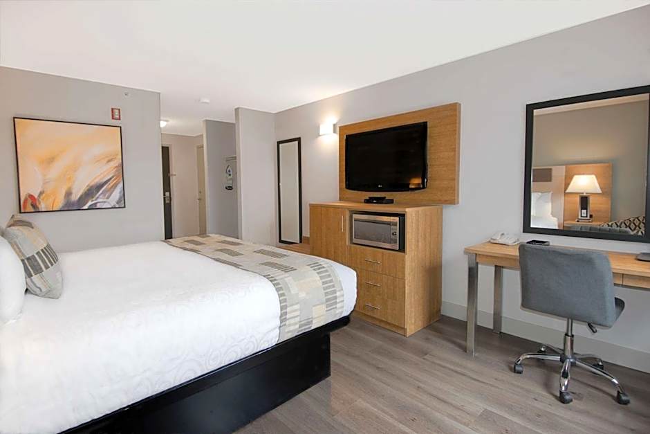 Coast Abbotsford Hotel & Suites