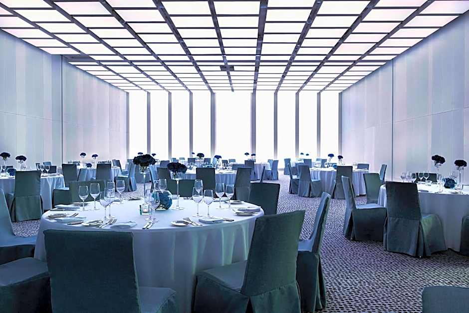 Renaissance by Marriott Warsaw Airport Hotel