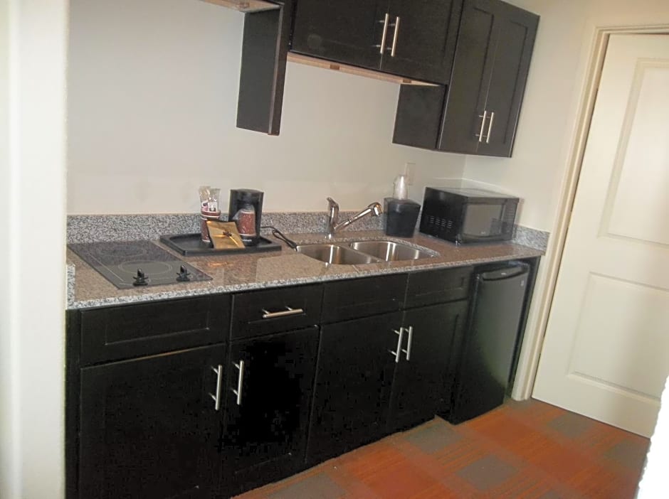 Quality Inn & Suites Victoria East