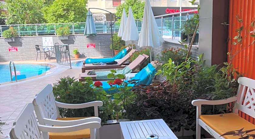 Cleopatra King Apart