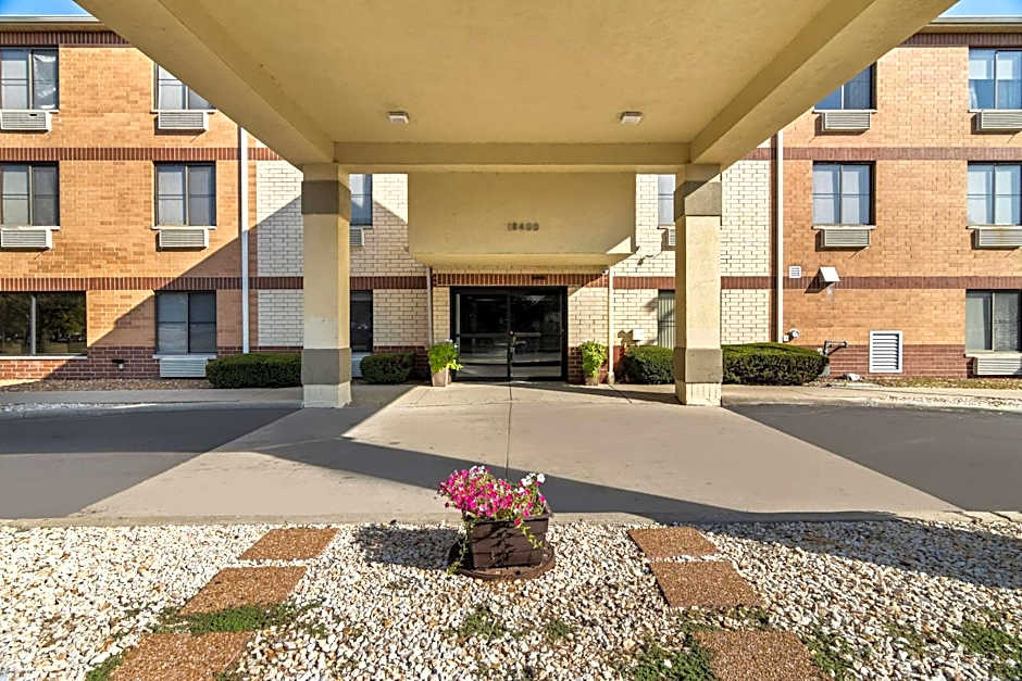 Comfort Inn & Suites near Tinley Park Amphitheater