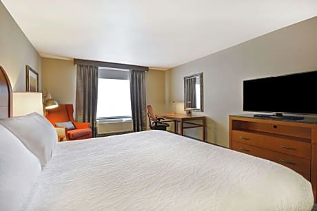 1 King Hearing Accessible Room