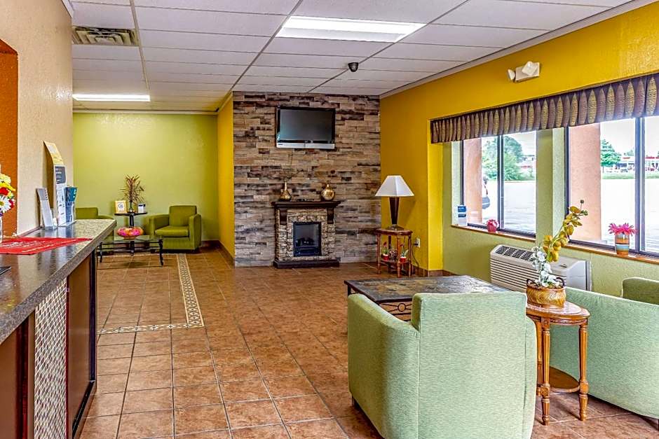 Econo Lodge Inn & Suites Newton