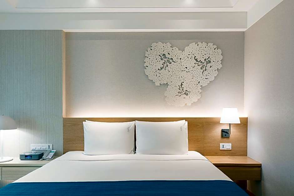 Photo 1 of 13 of Standard 1 King Bed