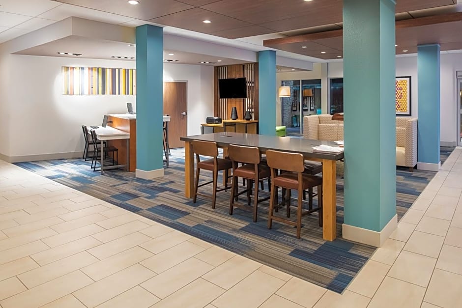 Holiday Inn Express & Suites Kingdom City, an IHG Hotel