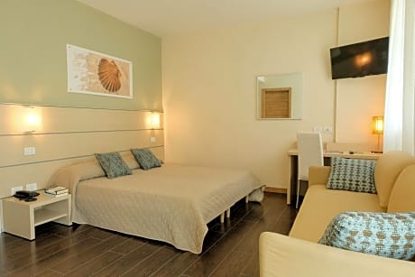 Superior Quadruple Room with Side Sea View