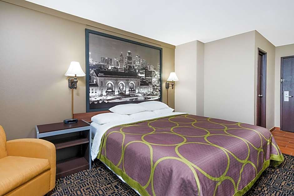 Super 8 by Wyndham Warrensburg