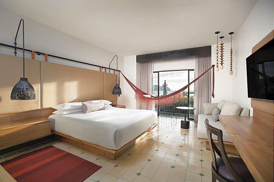 Photo 1 of 4 of 1 King Bed, Ocean View
