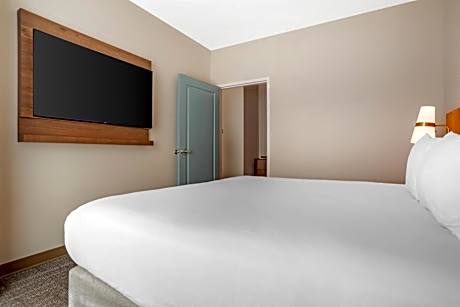 King Bed Suite, 2 Rooms with Sofa Sleeper, Kitchen