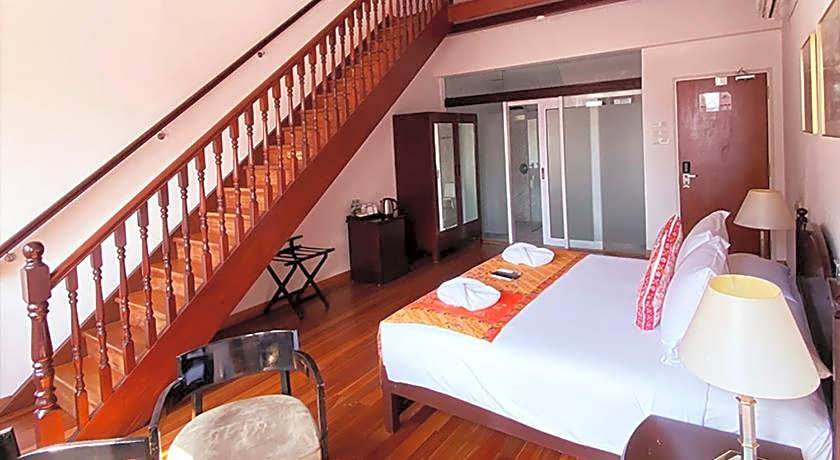 Heeren Straits Hotel