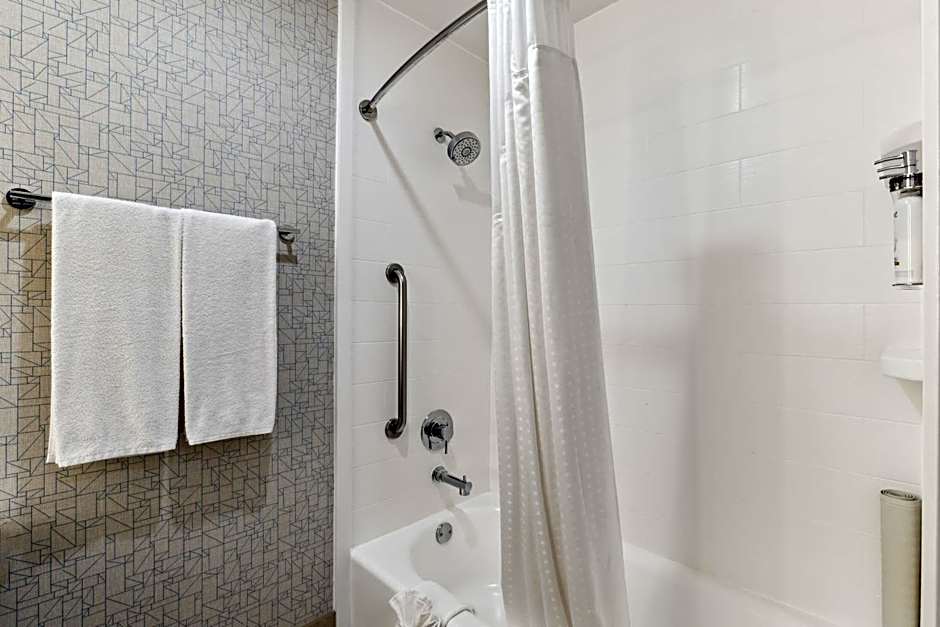 Holiday Inn Express & Suites Mountain View Silicon Valley By IHG