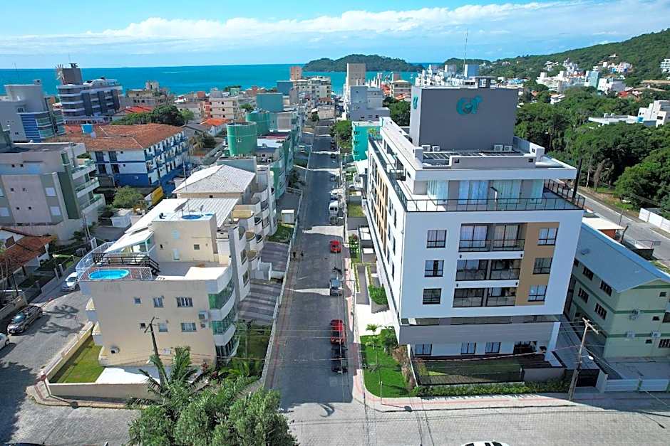 Adra 301 - Apartamento no centro de Bombinhas - Rooftop com piscina e academia - À poucos metros da praia - (Consultar serviços de roupas de cama e banho)