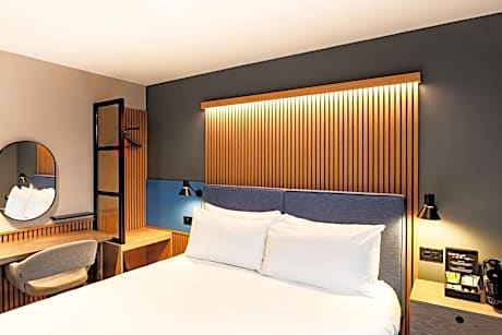 CLUB ROOM (FREE PARKING, GYM & POOL ACCESS)