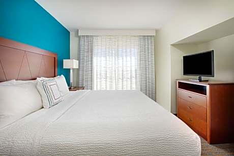One-Bedroom King Suite with Sofa Bed - Mobility/Hearing Accessible w/Roll In Shower