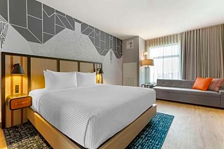King Suite with Roll-In Shower - Disability Access/Non Smoking