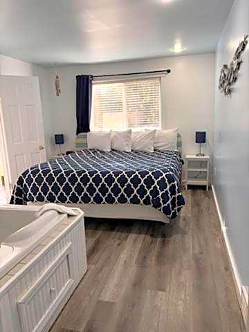Photo 1 of 9 of Deluxe 1 King Bed