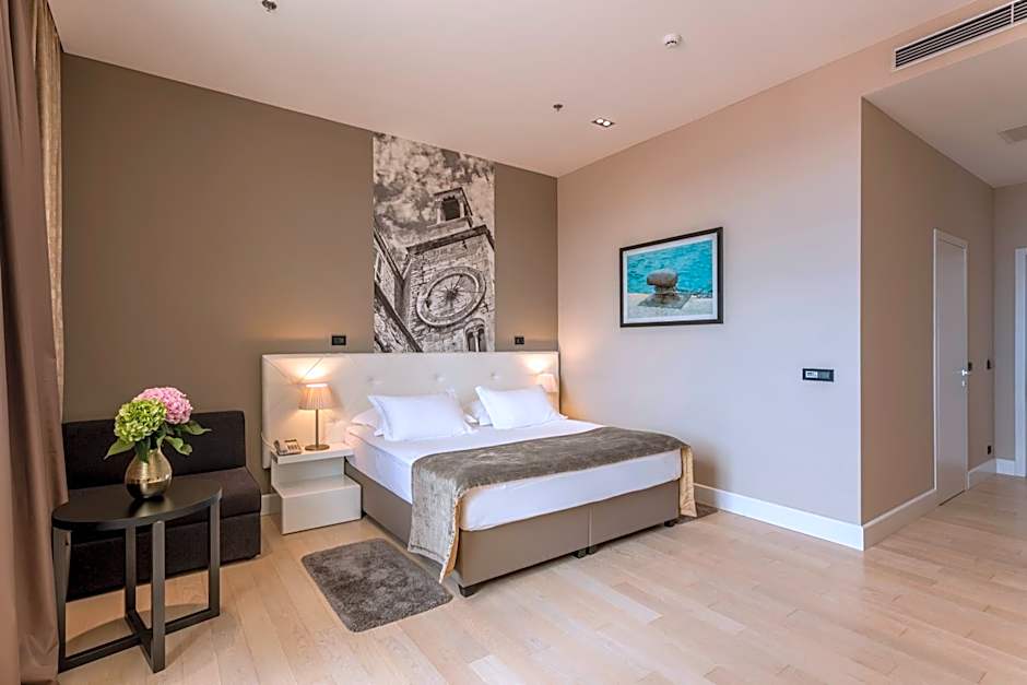 Photo 1 of 5 of Deluxe 1 King Bed, City View