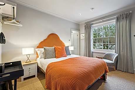 Deluxe-King-Ensuite-Countryside view-2