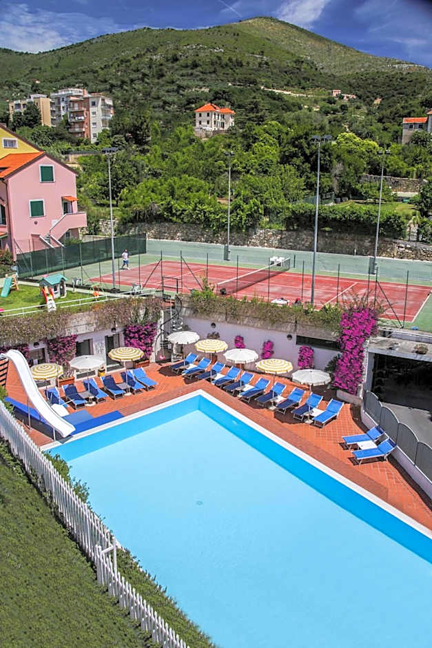 Hotel Riviera 3 Stelle con piscina estiva gratuita e garage a pagamento