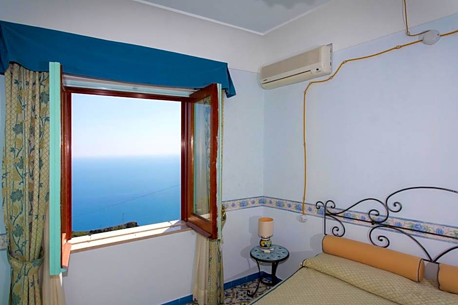 Photo 1 of 1 of Basic, Sea View
