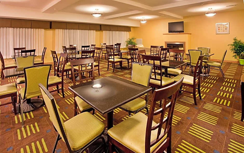Holiday Inn Express Hotel & Suites Kansas City Sports Complex By IHG