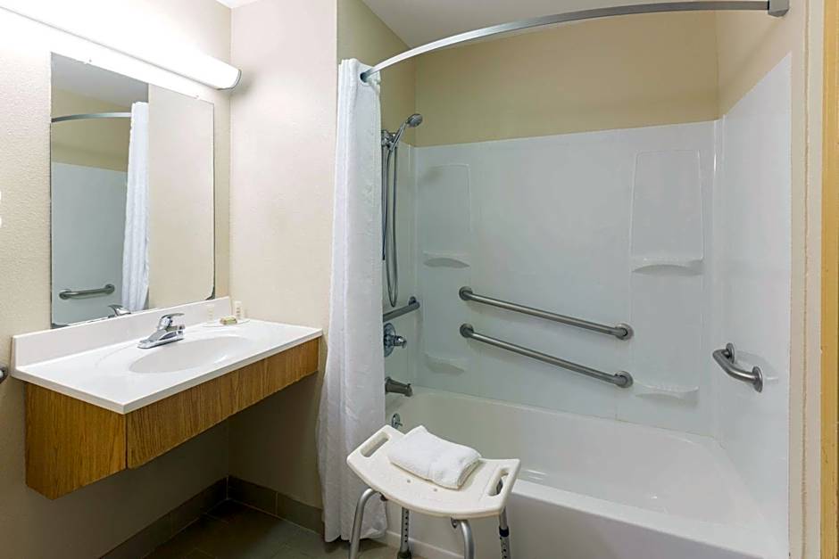 Super 8 by Wyndham Radcliff Ft. Knox Area