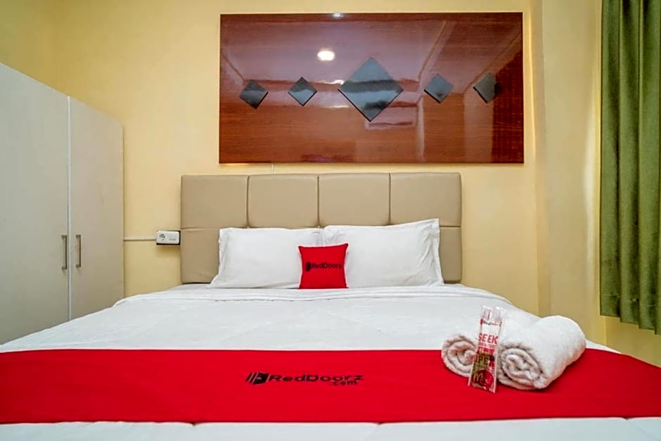 RedDoorz Plus Syariah near Pasar Turi