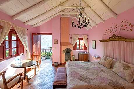 King Bed with Fireplace or Tub