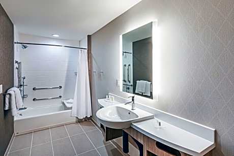 King Suite with Landscape View, Bathtub and Trundle Sofa - Mobility Access/Hearing Accessible