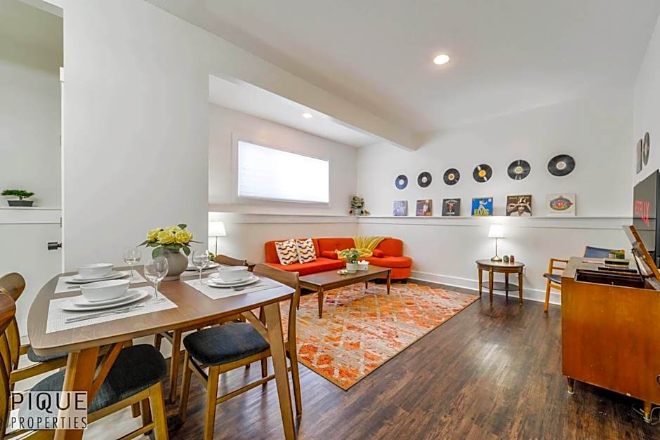 Tropical Oasis - King Beds - Free Netflix & Parking - Fast Wi-Fi