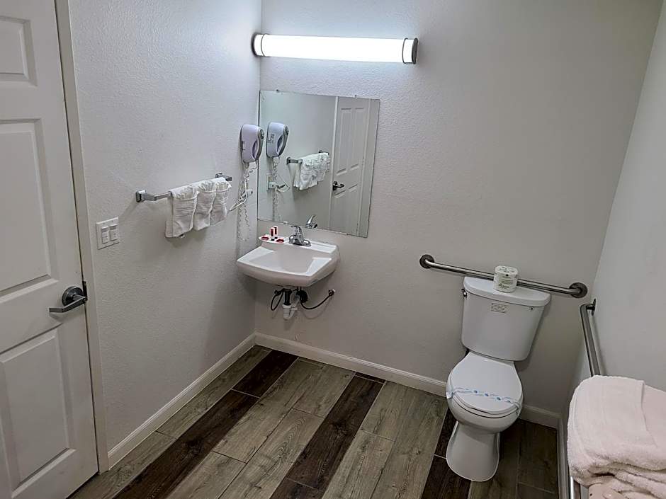 Travelodge by Wyndham Clearlake