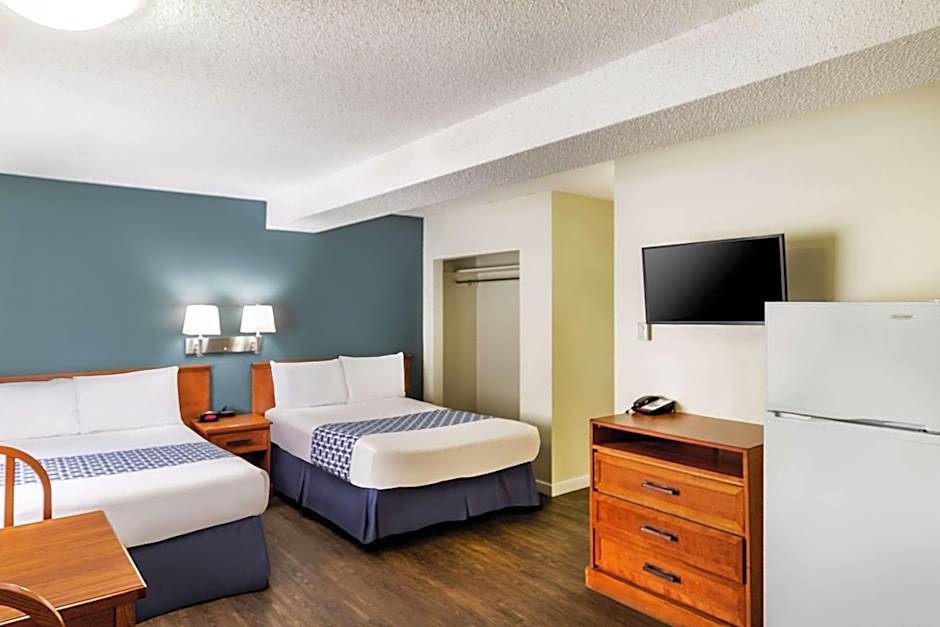 Econo Lodge Inn & Suites University