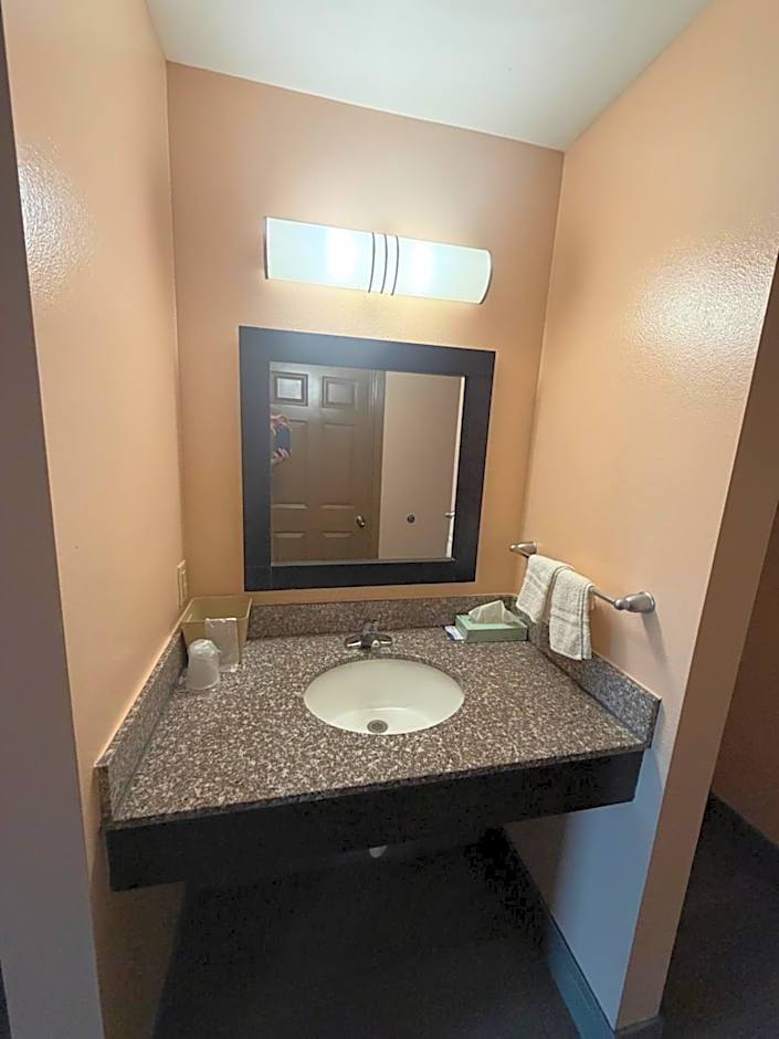 Paradise Inn & Suites