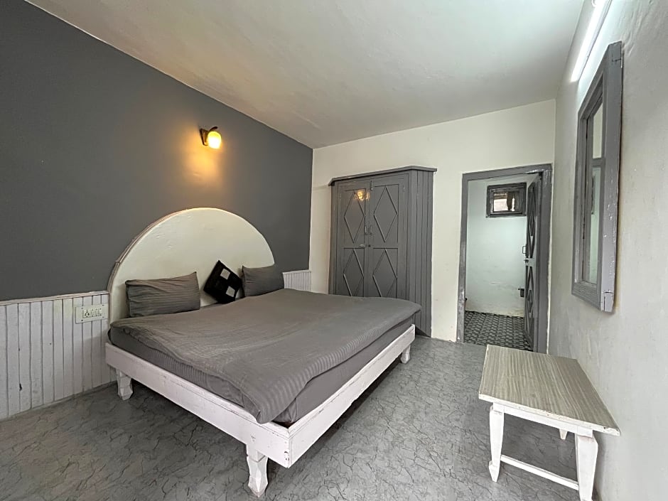 Young Monk Hostel & Cafe Manali