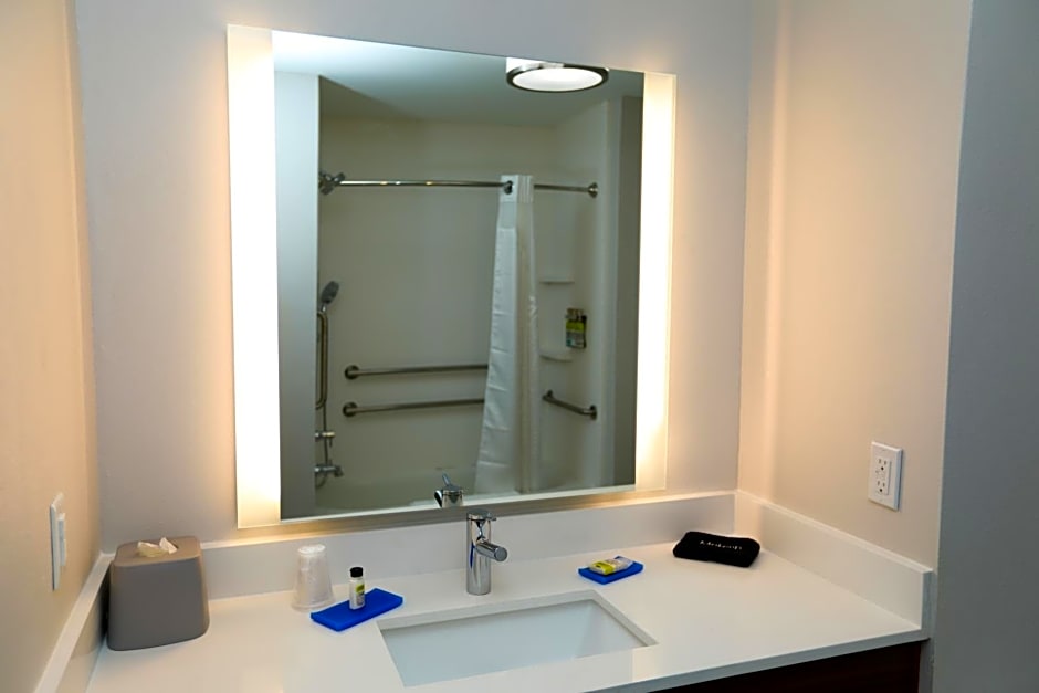 Holiday Inn Express Hillsboro I-35, an IHG Hotel