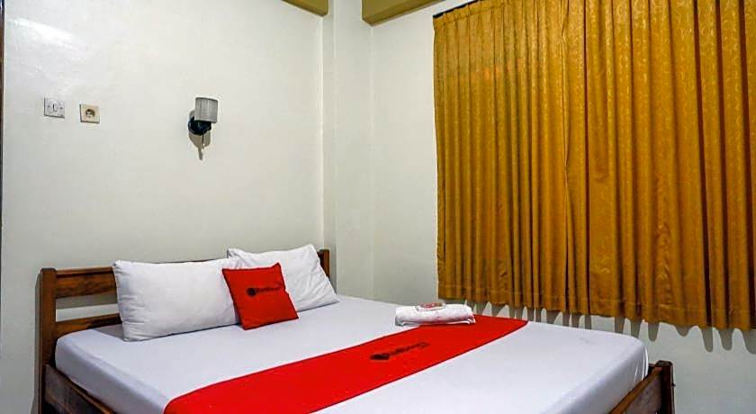RedDoorz Plus near Alun Alun Selatan
