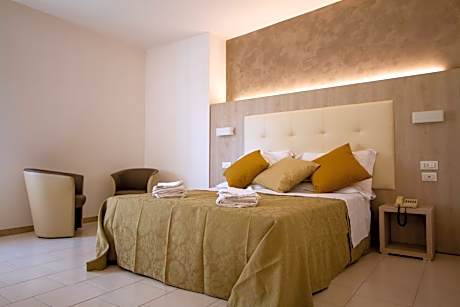 Falcon Hotel