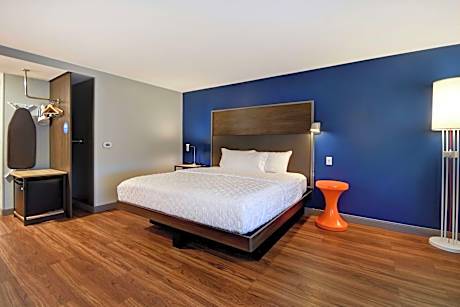 King Room with Bath Tub - Mobility Access