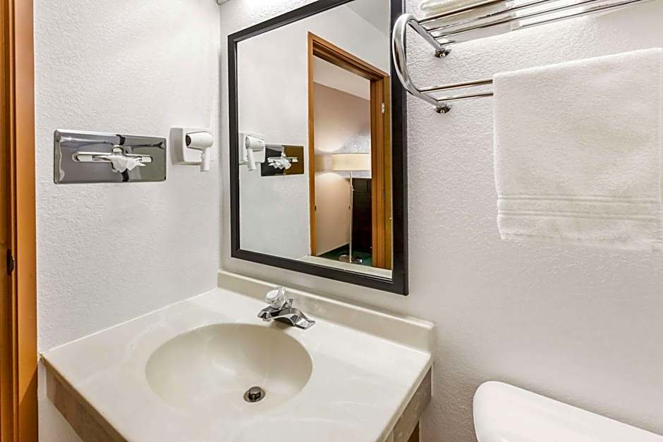 Super 8 by Wyndham Ionia MI