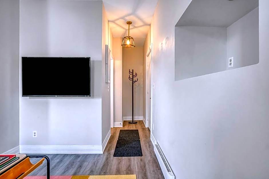 Chic Mid-Century Flat Downtown