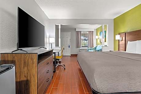 King Room with One King Bed and Roll-In Shower - Mobility Accessible - Non-Smoking